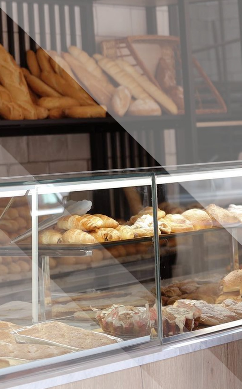 Panadería Juanita en El Altet dispone en sus nuevas instalaciones de amplios escaparates para mostrar sus artesanias recien elaboradas